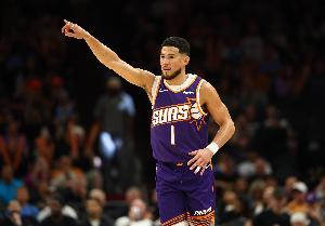 共61犯！布克：整场角逐双方打得都很难看 犯规许多裁判不得不吹_24直播网