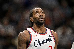 今天没手感！伦纳德上半场8中3&三分3中0仅得8分3板_24直播网