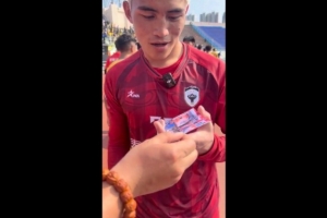 玉树队门将获赠王大雷署名照：他是我们国家的自满，，，，，，太硬气了_24直播网