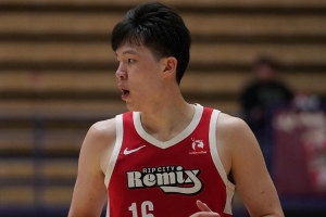 体现平平！杨瀚森半场15分钟4投2中拿到4分3板1助1帽 正负值-3_24直播网