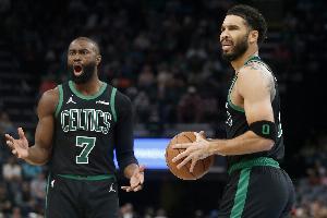 齐发力！布朗半场16中10轰24分&塔图姆13分12板4助_24直播网