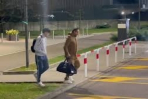 意大利归国视频：全员垂头不语，，，，，，染红的巴斯托尼走在步队的最后_24直播网