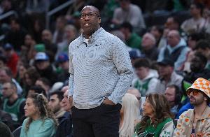 迈克·布朗：赢球但也有缺乏 失误让敌手得太多分 犯规也太多_24直播网