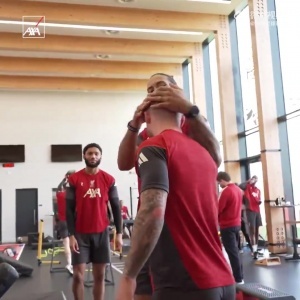 麦卡利斯特回到利物浦，，，索博和范戴克忍不住上手盘他的秃顶?_24直播网