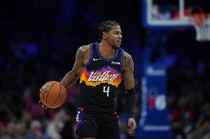 你也够稳固！杰伦·格林半场种种突破 11中6拿到15分2板3助_24直播网