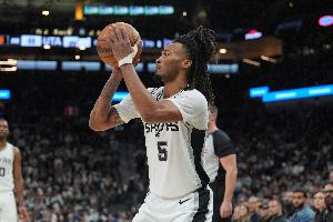 小节10分很强势！卡斯尔15中8拿下20分4板5助 5失误4犯规需控制_24直播网