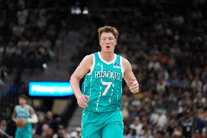 争取三分王！克尼佩尔半场2记三分拿8分2板2助 领先东契奇6记_24直播网