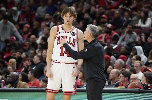 别太离谱！公牛首节五先发合计10中0 仅罚球拿到2分_24直播网