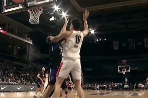 苦苦追赶！杨瀚森低位背打 转身一连转身勾手掷中_24直播网