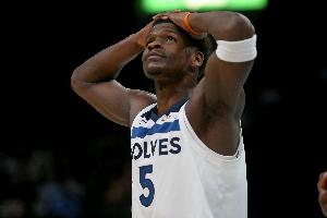 毫无状态！爱德华兹15中3&三分球7中0仅拿8分2板3助2断1帽_24直播网