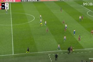 再起争执！西蒙尼抗议并与费兰争抢皮球，，，，，，被裁判出示黄牌_24直播网