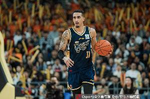 媒体人：奎因38+11数据漂亮 但有时实力用错地方容易失误打断球队_24直播网