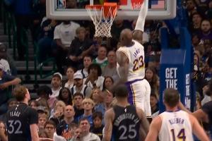 现在8投7中！詹姆斯连扣两记打停独行侠带队苦苦追分_24直播网