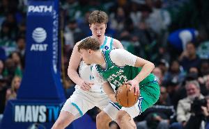 【菜鸟】弗拉格连场45分欲抢回最佳新秀 克尼佩尔14投4中仅11分_24直播网