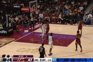 万万别有事！斯特鲁斯防守米卡·波特手部受伤 随后回易服室检查_24直播网