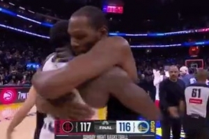 在你抱库里之前我先抱！追梦与杜兰特赛后深深相拥_24直播网