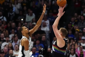 进攻巨匠！面临文班多次砍下40+的球员：约基奇4次 库里2次_24直播网