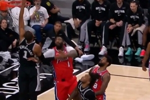 希望没事！卡斯尔助飞文班 但自己被德拉蒙德踢到膝盖后回易服室_24直播网