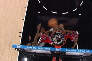 双鬼敲门！马克西还击上篮被瓦塞尔&凯尔登大帽封盖_24直播网