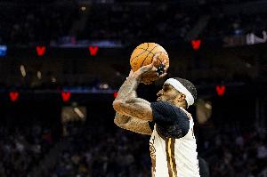 差别挺大！莱昂斯首发5中1拿2分5板 小佩顿替补7中5孝顺12分4板_24直播网