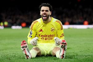 邮报：拉亚身高只有1米83，，，，但使用的手套是英超尺寸最大之一_24直播网