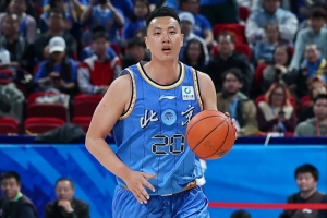 翟晓川15分11篮板 时隔476天再砍两双 北京队长真的燃尽了！ ?_24直播网