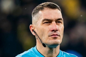 世体：门将摆球并用脚踢出后角逐即恢复，，球员再用手触球属于犯规_24直播网