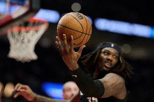 没手感！罗威替补出战首节两罚全铁一分未得 但拼下5个篮板_24直播网