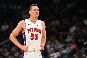 次节独揽13分带队稳时势！邓罗半场9中6&三分5中3砍下15分_24直播网