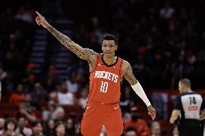 挺稳！小贾巴里·史女士6中4拿到10分2板 正负值+12_24直播网