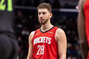 效率太低！申京14中4拿到8分12板4助1断 3失误4犯规_24直播网