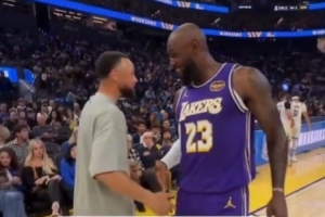 詹姆斯和库里赛前开心外交 镜头给到库里穿的詹姆斯10代署名鞋_24直播网