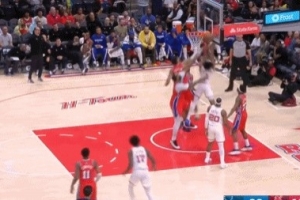 想得太简朴！阿门篮下捡板想直接扣被巴洛大帽按下_24直播网