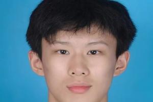 改年岁不是2岁而是4岁？？？张涵泊和杨瀚森同届 打过19年U15天下预赛_24直播网