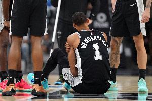 打满20分钟即可获得评奖资格！马刺官方：文班对阵独行侠复出！_24直播网