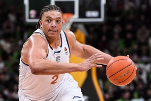 卢伟：洛夫顿和白边将缺席今晚的角逐 洛夫顿手有伤 白边脚有伤_24直播网