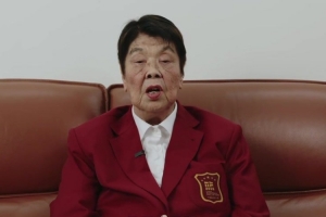 郑薇代名人堂向李少芬先进呈送名人西装 来听听李少芬先进的感受_24直播网