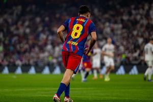 主场球衣+红色球裤！15-16赛季之后巴萨欧战首次云云搭配_24直播网