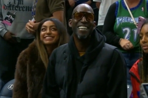 狼王出没！加内特现场观战森林狼收官战 与爱德华兹热情相拥！_24直播网