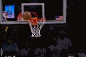 挺笼统！纽厄尔顺下空篮直接卡到篮脖子上_24直播网