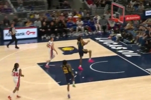 这球是真滴酷！奥比·托平还击胯下单臂暴扣！但先超时了！_24直播网