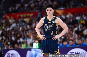 媒体人：胡明轩遭遇脚伤困扰 本赛季状态不稳与近2年太过消耗有关_24直播网