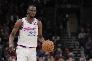 拼尽全力！维金斯18中10空砍27分7板 三分8中4_24直播网