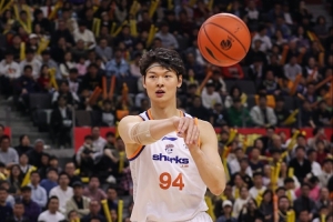 定海神针！王哲林10中9砍下20分16板大号两双 正负值+17最高_24直播网