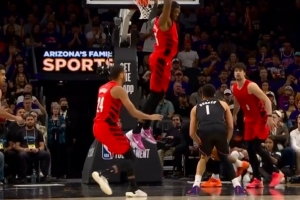 扛起进攻！布克点飞罗威 顺势跳投打进惋惜加罚不中_24直播网