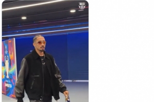 精神首脑！巴萨官推晒拉菲尼亚随队出征视频：很兴奋见到你！_24直播网