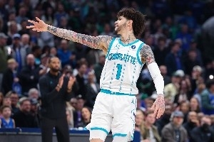 不管好牌烂牌都梭哈的亡命徒！对阵热火三球的球风体现得淋漓尽致_24直播网