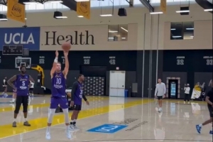 肯纳德连中8记三分赢得投篮比拼 艾顿钦佩到“五体投地”_24直播网