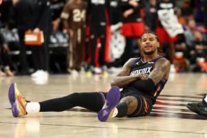 今天热得发烫！杰伦·格林高难度3+1 被犯规坐在地上抱胸庆祝_24直播网