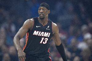 回归成疑！阿德巴约因伤返回易服室 半场3中3拿6分3板_24直播网